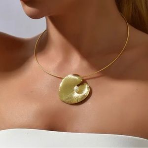 New 18k gold plated, elegant heart with pearl choker. Gold color, measure 45 cm